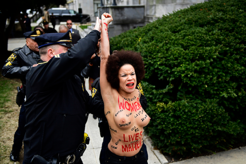 Illustration for article titled Protester Rushes Bill Cosby as He Enters Courthouse for Sexual Assault Trial